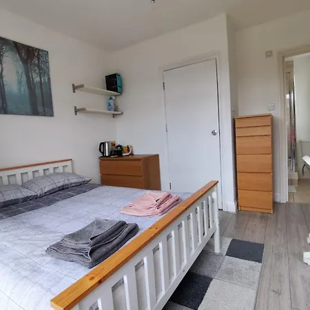 Double Bedroom With A Balcony And Ensuite Bathroom For Short Or Long Stay In London Canary Wharf With Direct Train From Heathrow, Also Convenient From Stansted And Gatwick Airport, 10 Minutes To London City Airport And Excel, 16 Minutes To Westminste
